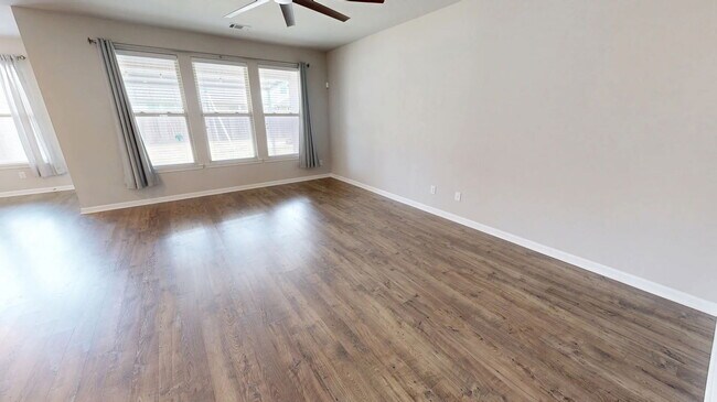 Foto del edificio - 3139 Crest Ln