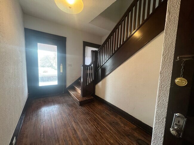 Building Photo - 417 W Columbia Ter