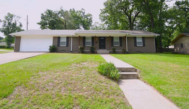 Building Photo - Gorgeous 3-Bed 2- Bath on a Corner Lot with Privacy Fence in Tyler!