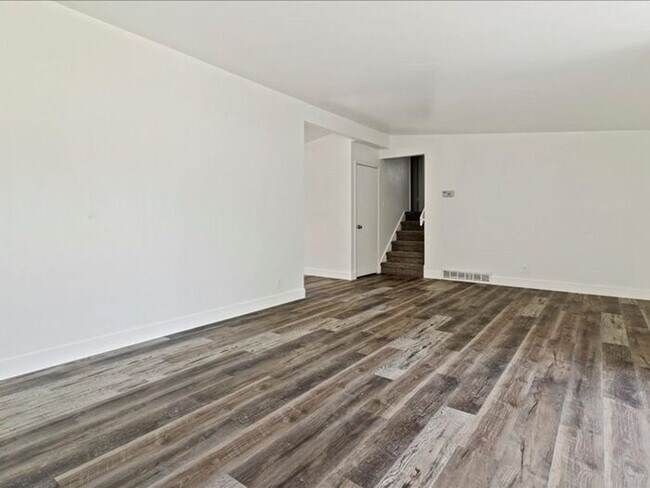 Foto del edificio - Murray beautiful 4 bed 2.5 bath family home
