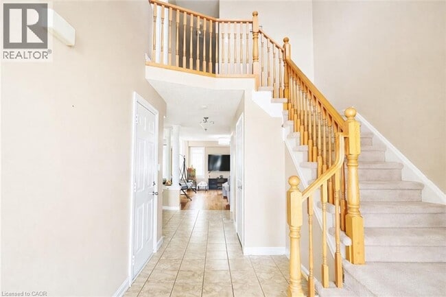 Photo du bâtiment - 240 Purple Sage Crescent