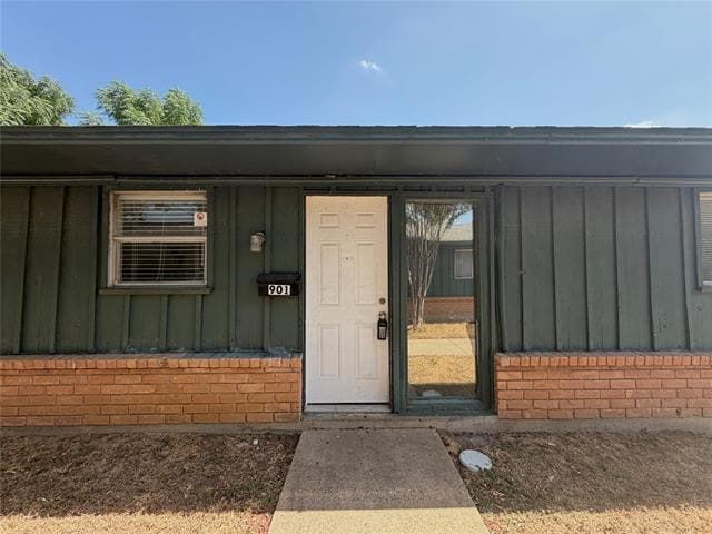 Building Photo - 901 Redbird Dr