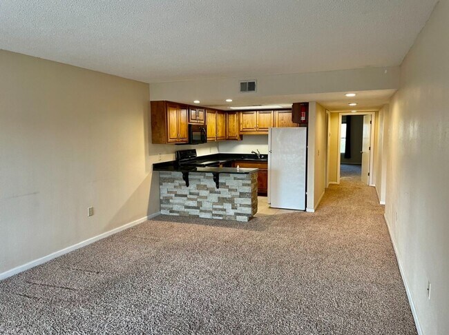 Building Photo - Deerfield Condominiums 429-15