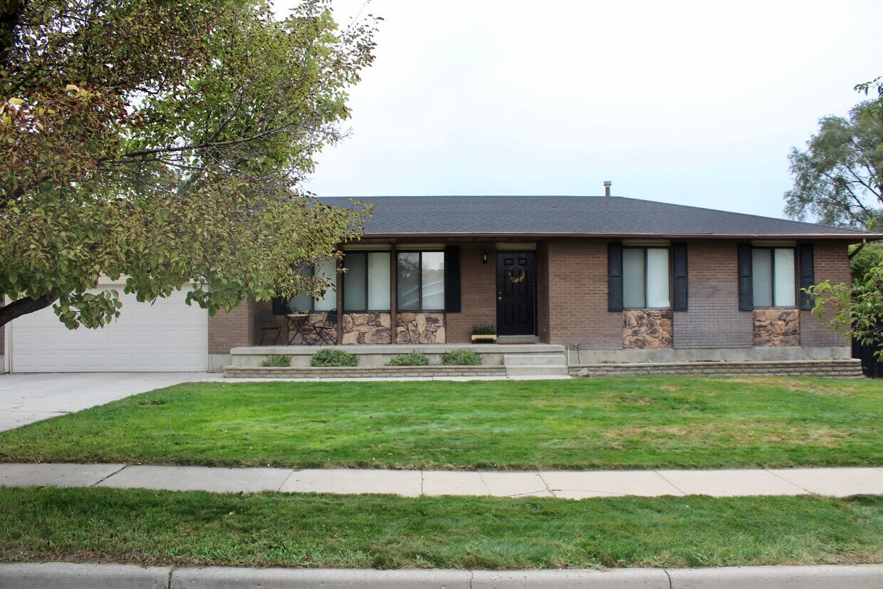 Primary Photo - 3432 W Schorr Dr