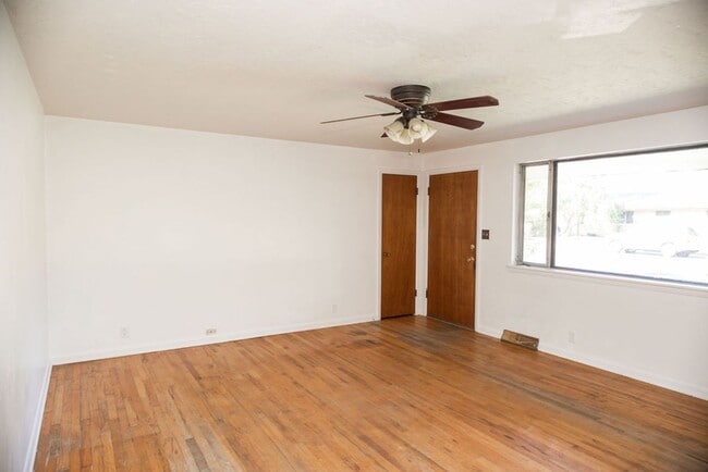 Building Photo - Charming 4 Bedroom, 1.75 Bath Brick Ranch Near Old Town!