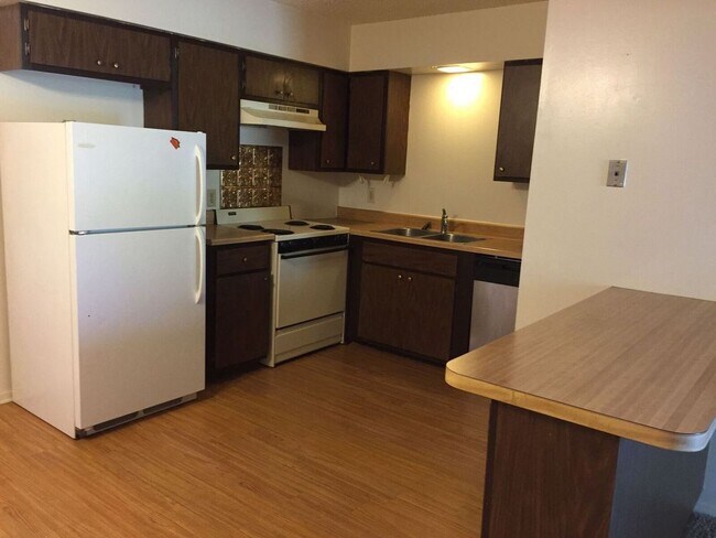 Building Photo - Huge 2 Bedroom in Crest Hill