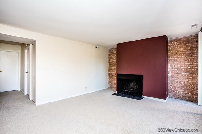 Foto del edificio - 5852 Forest View Rd