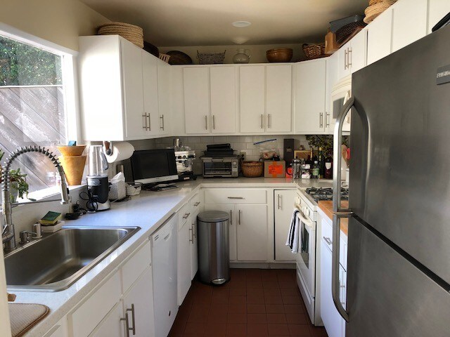 Kitchen - 941 1/2 Hilgard Ave