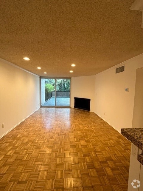Building Photo - 8530 Holloway Dr
