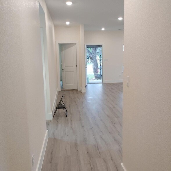 Foto del edificio - 928 E Cameron Ave