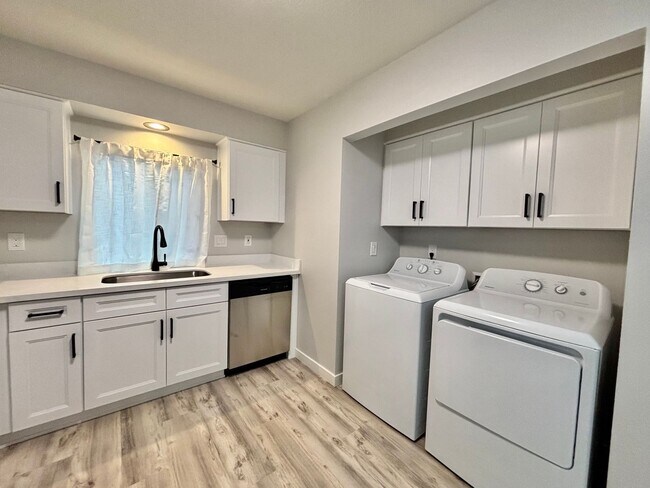 Foto del edificio - **$250 OFF 1ST MONTHS RENT!!** Newly Renovated 3Bedroom Duplex on Garden Home!!