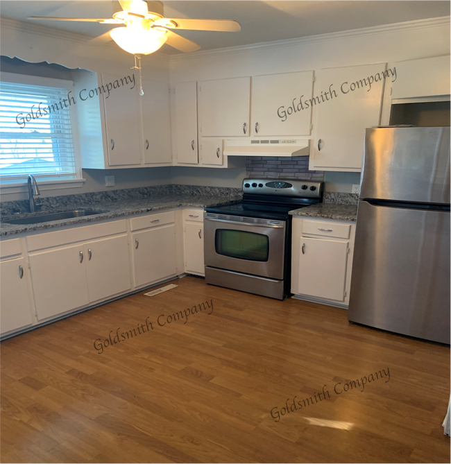 Building Photo - "Charming 2-Bed Duplex Retreat with Granite Finishes in Greenville!"