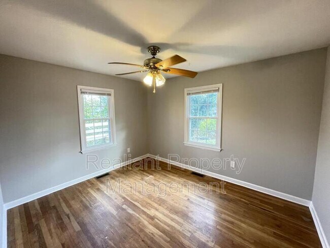 Building Photo - 105 Leesway Ct