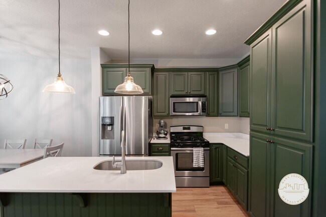 Building Photo - Modern 4-Bed Vineyard Townhome Near UVU wi...