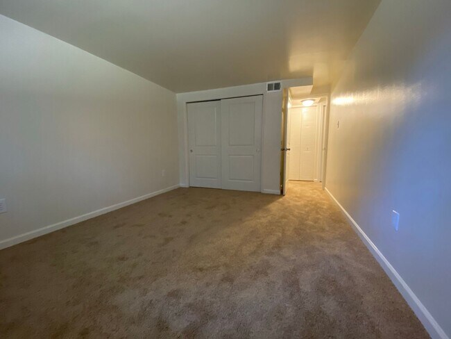 Foto del edificio - Fantastic North Hills 1 BR! Equipped Kitchen Including Dishwasher! Call TODAY!