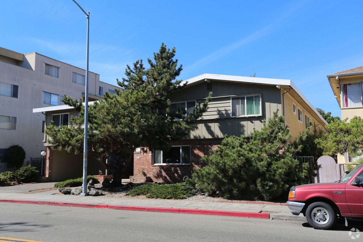 Building Photo - 338 Callan Ave