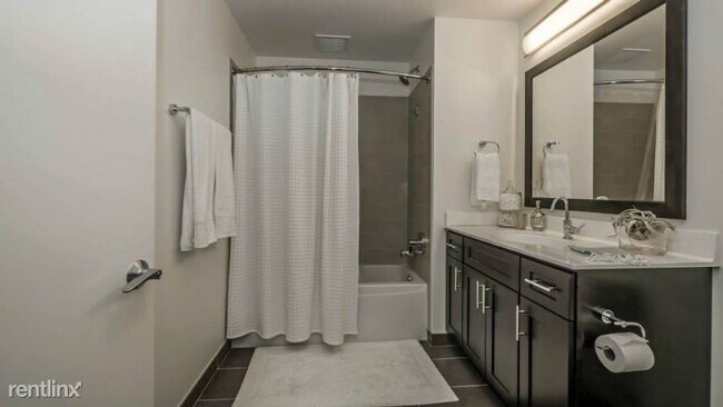 Building Photo - Studio, 1 bath Apartment - 1255 N Wells St