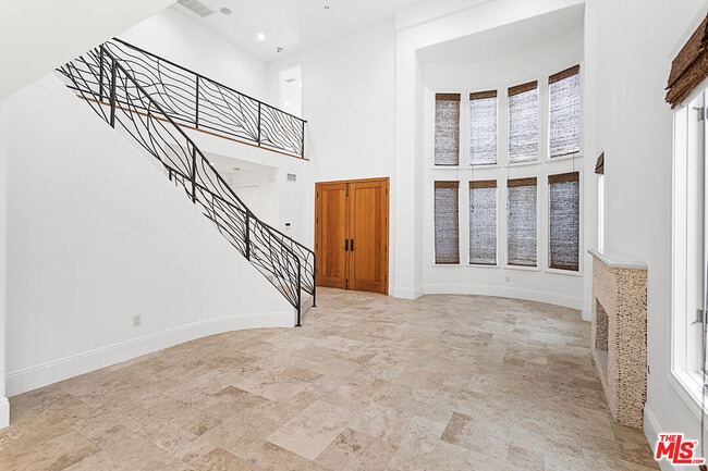 Building Photo - 4510 Tyrone Ave