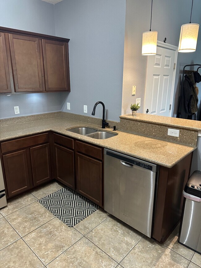 Foto del edificio - 4908 Key Lime Dr