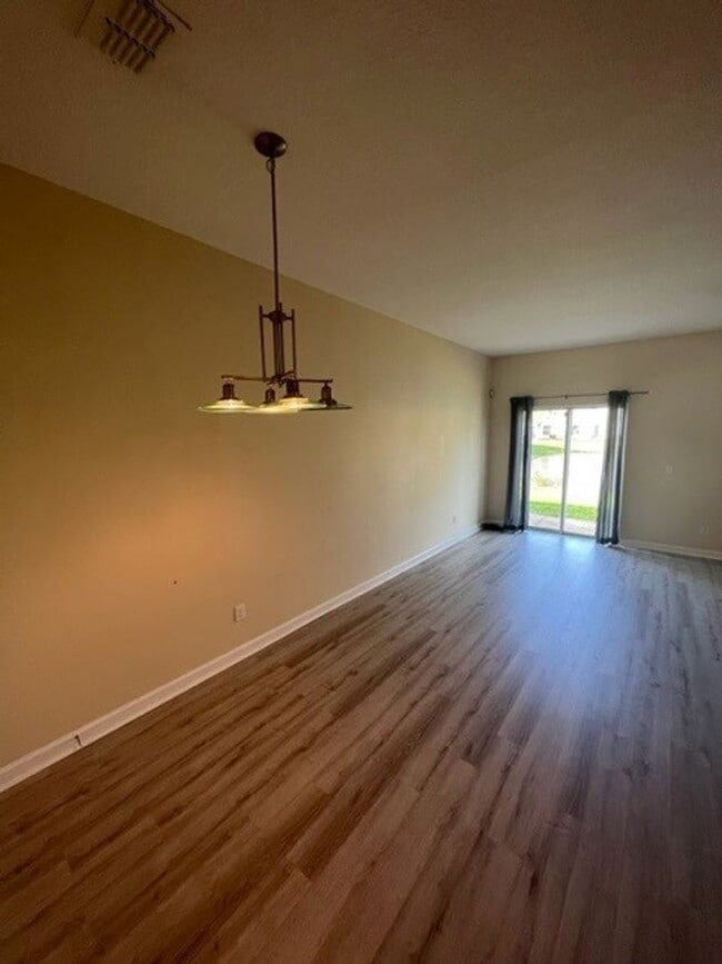 Building Photo - BEAUTIFUL 3 BD/2.5 BA TOWNHOUSE IN LAKE WA...