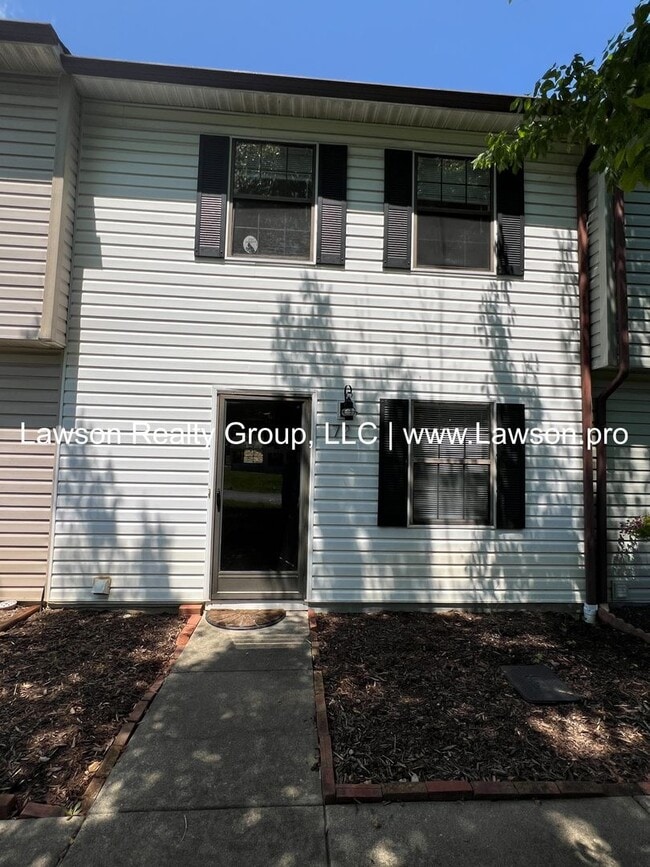 Building Photo - Nice, Updated Townhouse in Cloverdale