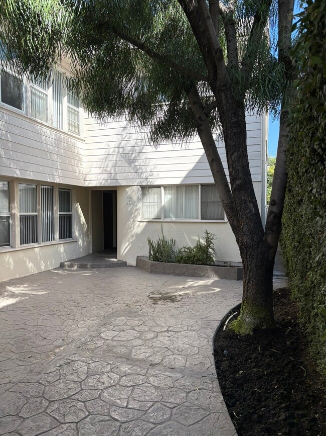 Building Photo - 9937 Young Dr