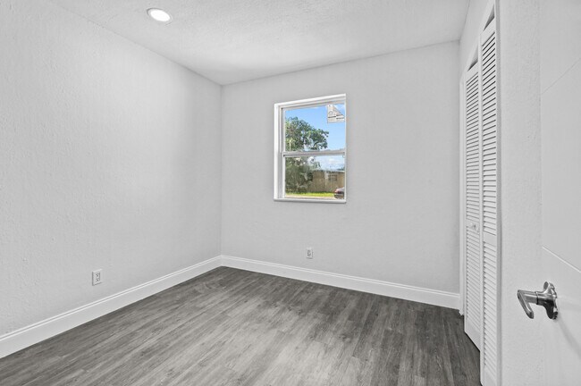 Building Photo - 3040 NW 8th Pl