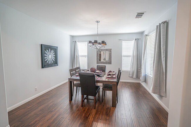 Foto del edificio - Fully Furnished House - Short Term Lease -  Month to Month - Most utilities Included