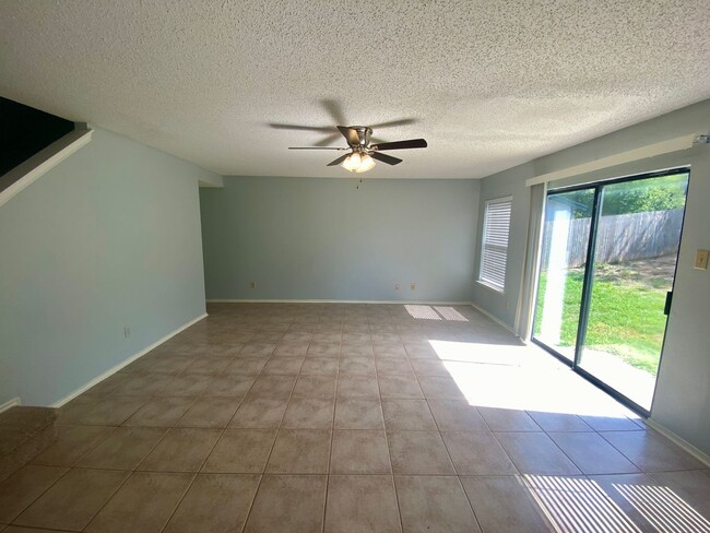 Building Photo - Spacious 4 Bedroom/2.5 Bath ~ Great Locati...