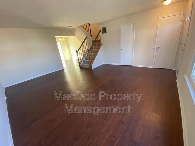 Foto del edificio - 3635 McDowell Ct