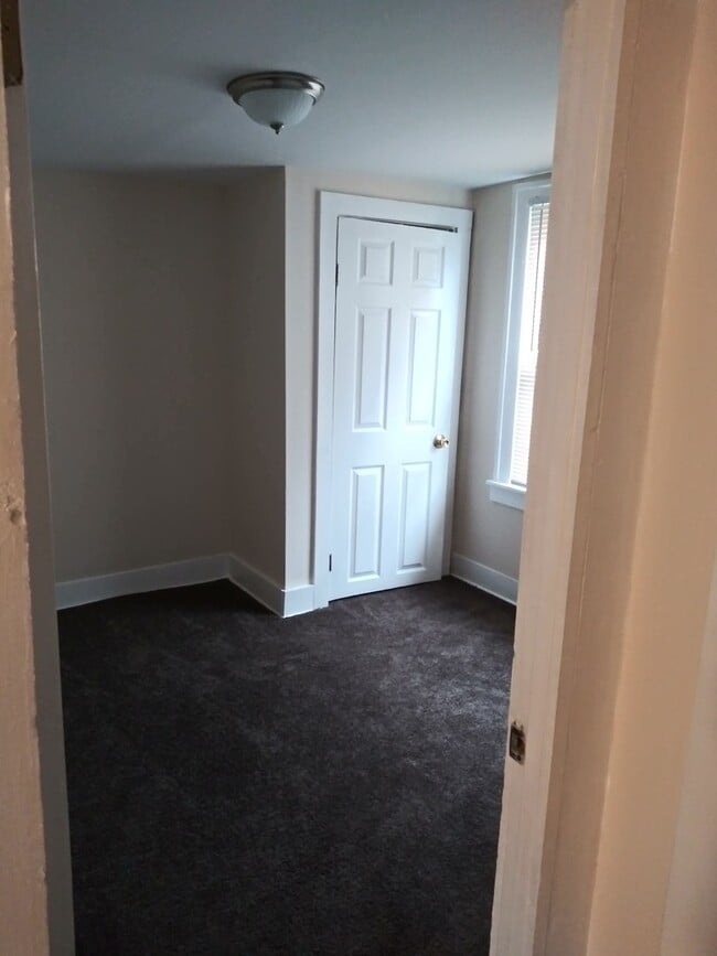 Building Photo - 2 BR 1.5 Bath