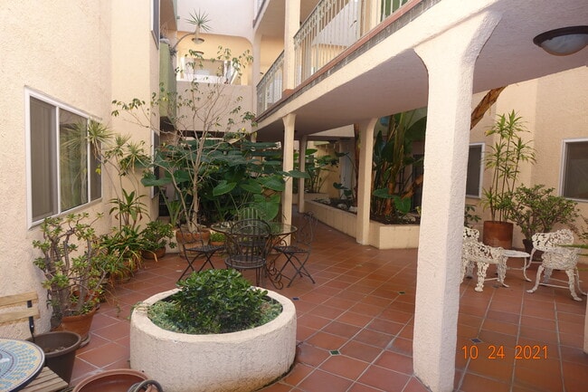 Courtyard - 914 Lincoln Blvd