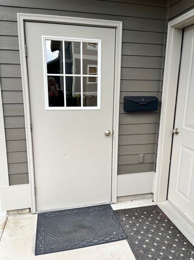 Building Photo - MOVE IN TODAY 1 Bedroom, 1 bathroom Spacio...