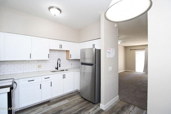 Foto del edificio - 2807 E Paradise Ln