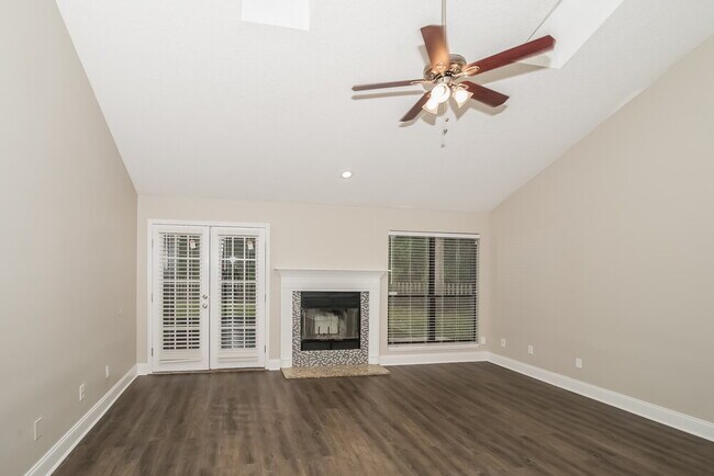 Foto del edificio - 1676 Tall Timber Dr