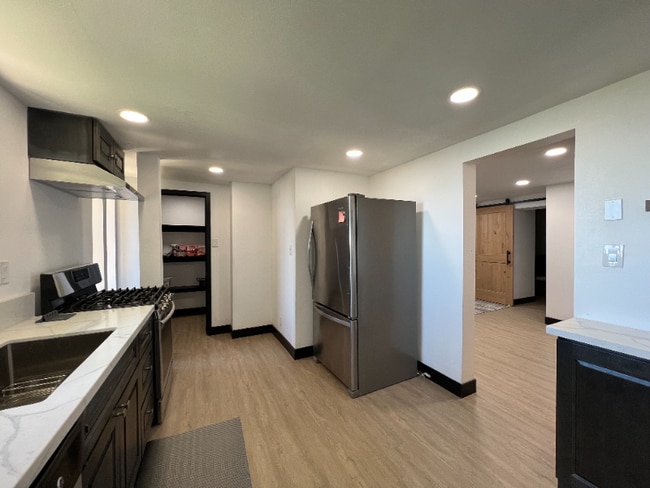 Building Photo - 1960 Willow Dr