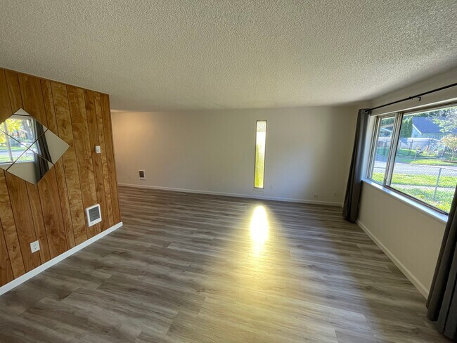Foto del edificio - 2021 Thompson Ave
