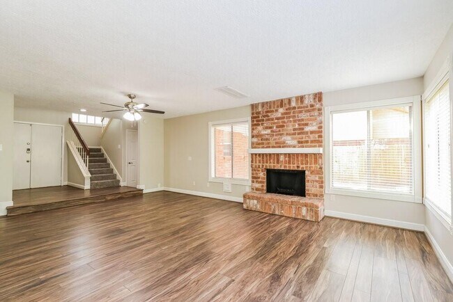 Foto del edificio - 7811 Goldengrove Dr