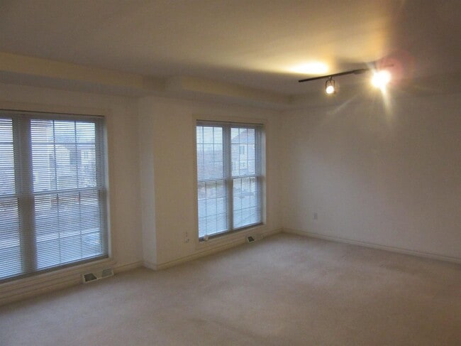 Building Photo - 1053 Bluestem Ln