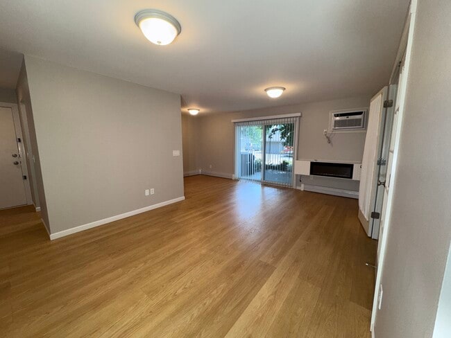 Building Photo - 1029 Smetana Rd