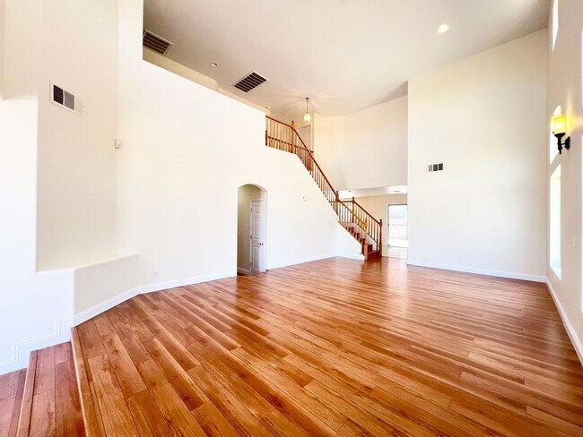 Foto del edificio - 9891 Ridge Hill Ave