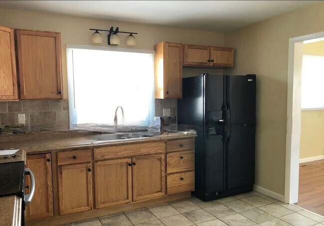 Building Photo - 1411 E Orman Ave