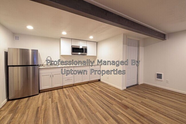 Building Photo - 9832 N Clarendon Ave