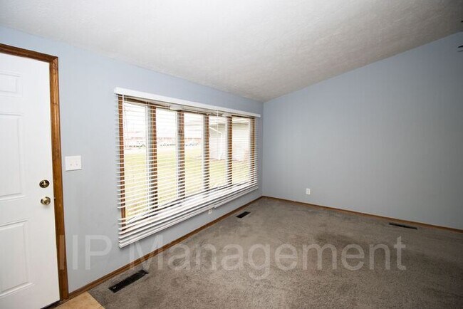 Building Photo - Spacious and Unique 2BD Ranch Home in Nort...