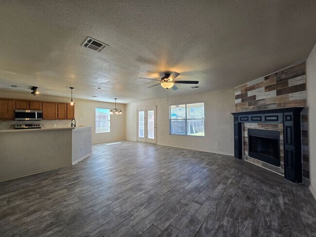 Foto del edificio - $500 OFF THE FIRST FULL MONTH OF RENT!!  - AVAILABLE NOW!