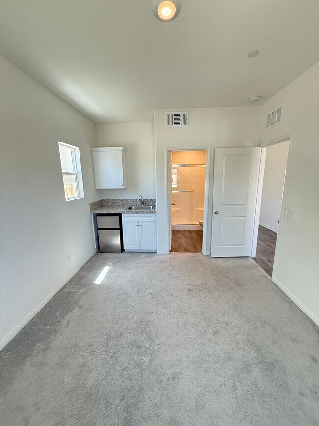 Foto del edificio - Fall in love with this NEWER  5 bedroom 4 ...