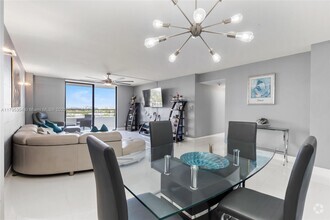 Building Photo - 2500 Parkview Dr