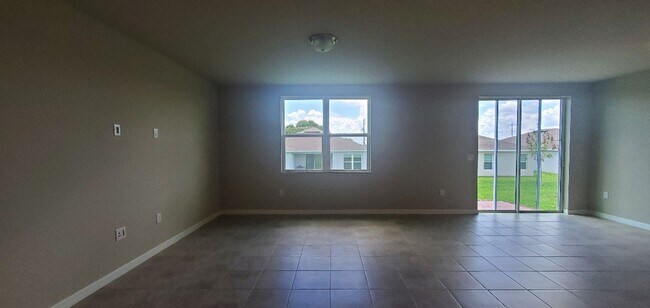 Foto del edificio - Like NEW!!! 4-Bedroom, 2.-Bathroom in Luce...