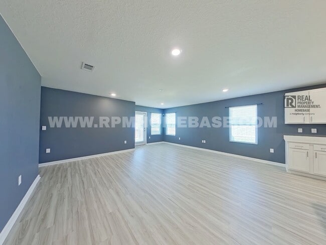 Building Photo - Spacious 5-Bed/3-Bath in Silver Lake Village | Pet Friendly!