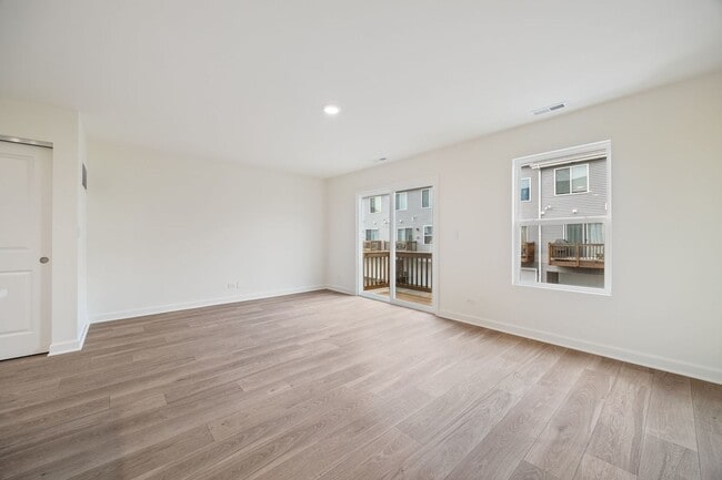 Foto del edificio - 2463 Bella Dr